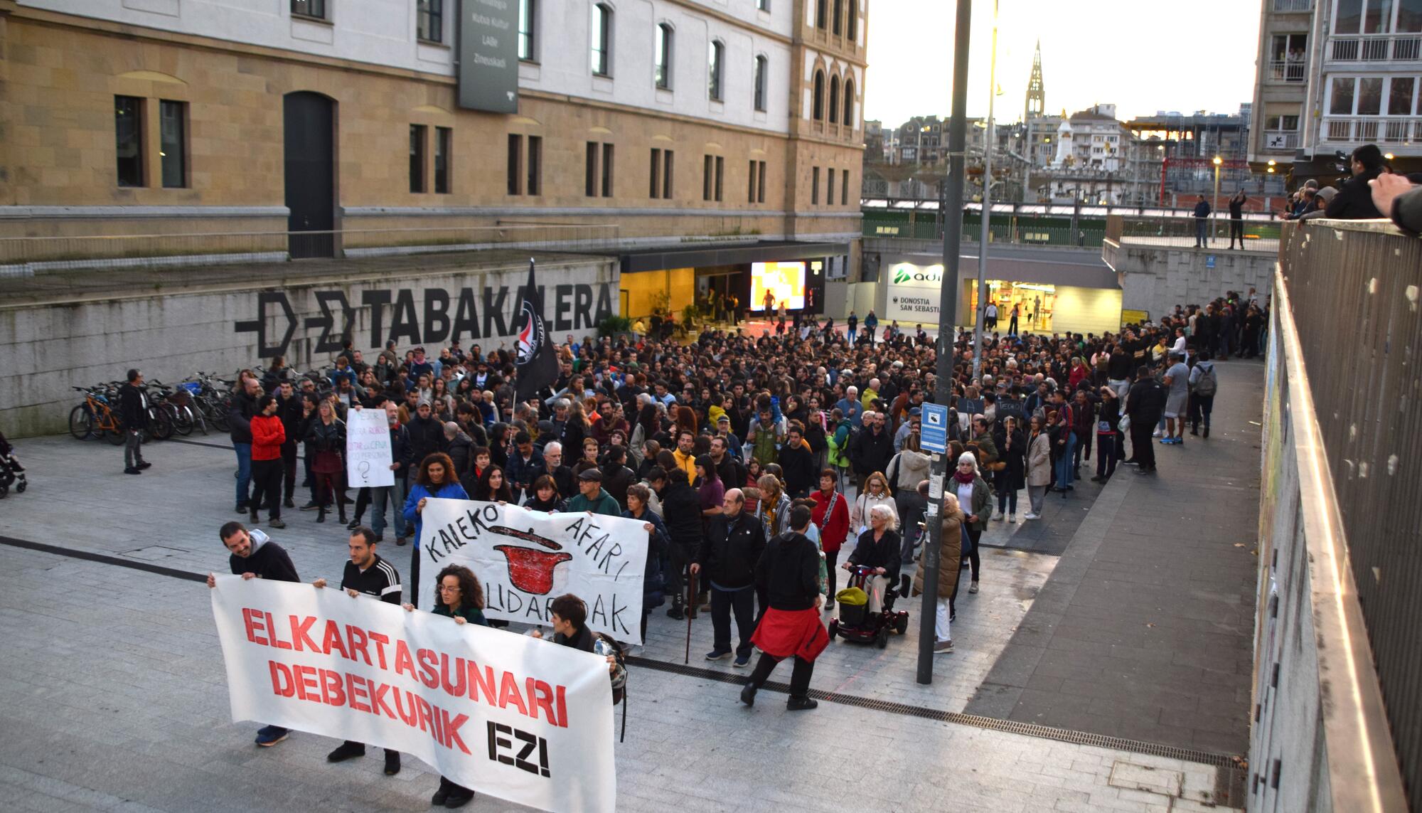 Kaleko Afari Solidarioak Donostian